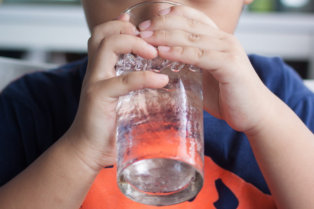 Попить ночью воды. Отравленные воды ребенка. Пить воду на ночь. Отравление соляркой у детей. Питье для детей перед сном.